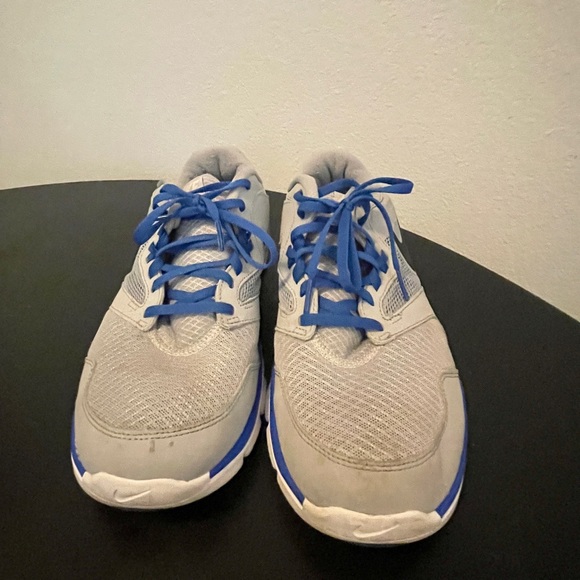 Woman’s nike runners - Picture 2 of 7